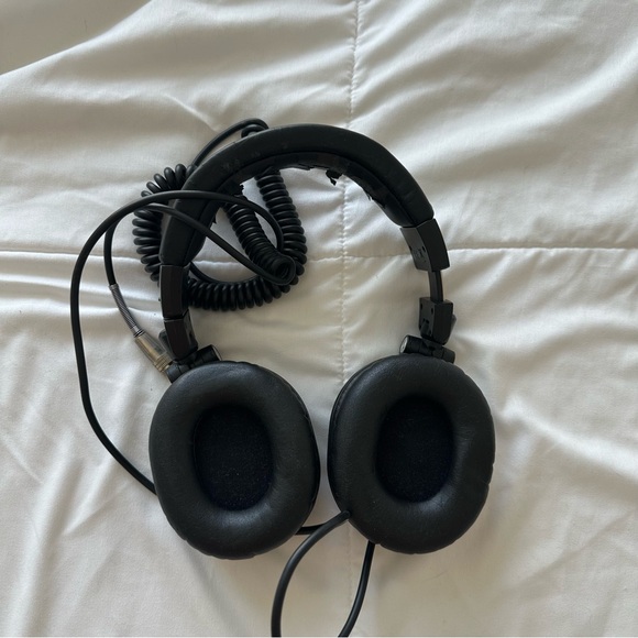 Audio-Technica ATH-M50 Professional Studio Monitor Headphones (coiled cable) - Picture 3 of 7